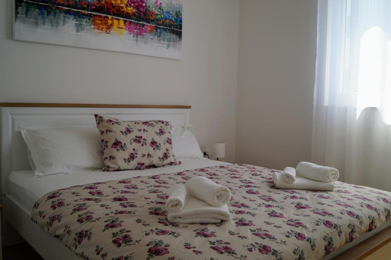 Apartment Ivona With Beautiful Seaview Makarska Esterno foto